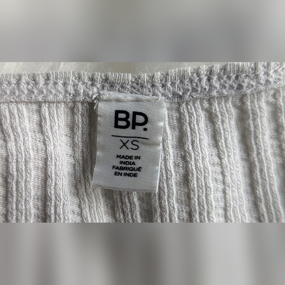 NWOT BP. white ribbed scalloped hemlines scoop 3 silver snap buttons baby tee - Picture 3 of 9